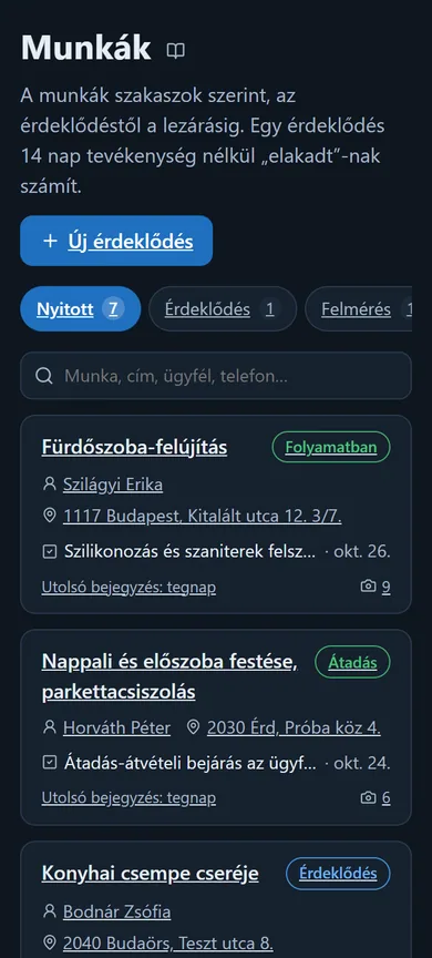 A Munkák lista: szakasz-szűrők darabszámmal, keresőmező és a munka-kártyák ügyféllel, címmel, következő teendővel
