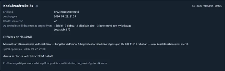 A piszkozat Kockázatértékelés kártyája: a KE-szám linkje, Értékelő, Jóváhagyva, Kérdéssor-verzió v2, az előírás összefoglalója (1 jelölő, 2 doboz, 2 előpipált tétel, 3 kötelezővé tett nyilatkozat, legalább 2 fő); az Eltérések az előírástól alatt egy áthúzott tétel (Lángálló védőruha) az indokkal, a kivevő nevével és az időponttal.