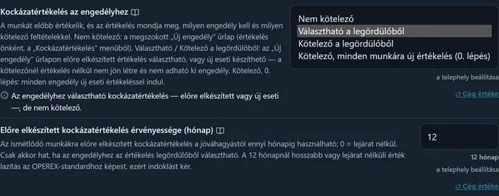 A Kockázatértékelés az engedélyhez sor kinyitott választóval: Nem kötelező, Választható a legördülőből (kijelölve), Kötelező a legördülőből, Kötelező, minden munkára új értékelés (0. lépés); balra a magyarázat és alatta a választott opció mondata: az engedélyhez választható kockázatértékelés — előre elkészített vagy új eseti —, de nem kötelező. Alatta az Előre elkészített kockázatértékelés érvényessége (hónap) sor 12-es értékkel; mindkét sor forrása a telephely beállítása, Cég értéke visszaállító linkkel.